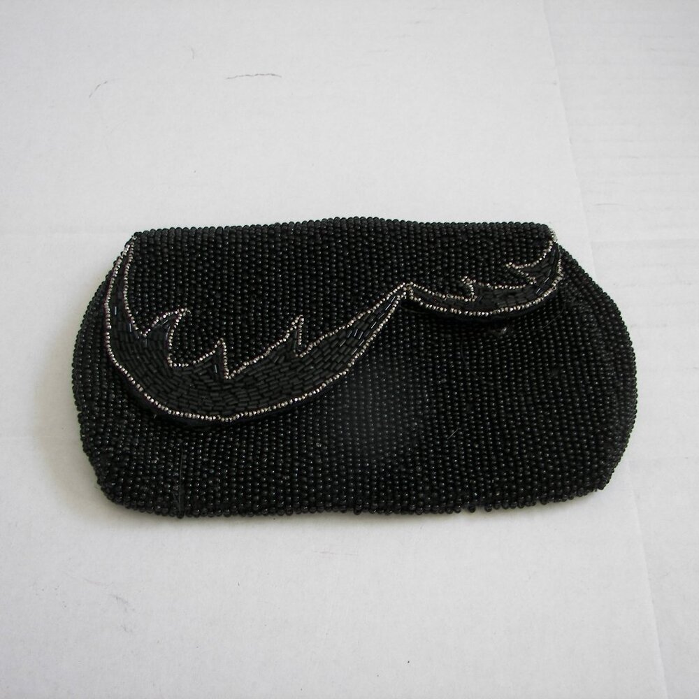 Vintage women's small black beaded evening clutch silver accents snap closure